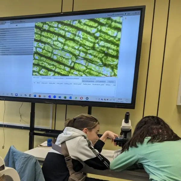 Digitales Mikroskop bereichert den Biologie-Unterricht