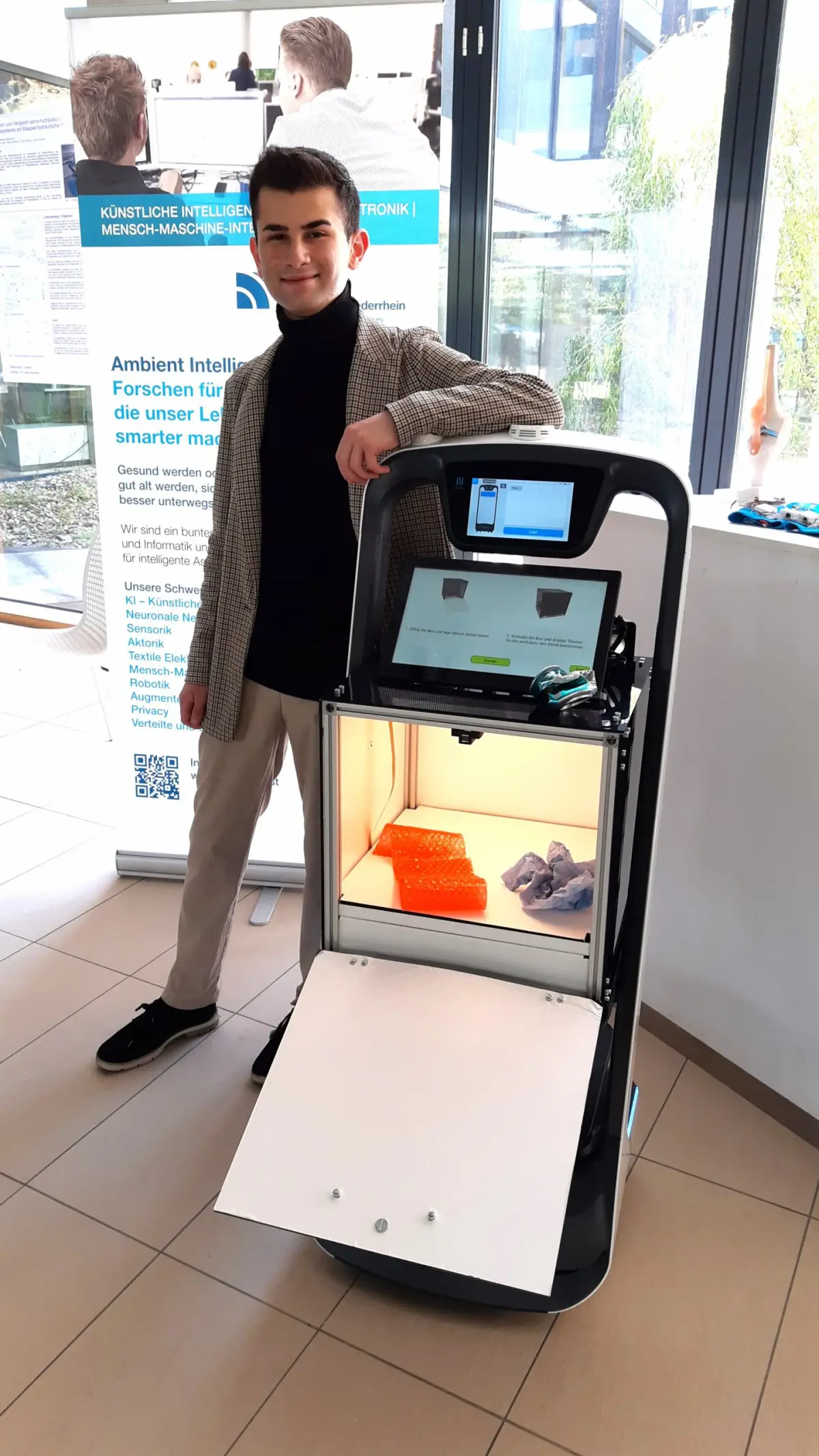 Erfinder Amir (Q2) trifft endlich &bdquo;seinen&ldquo; Roboter