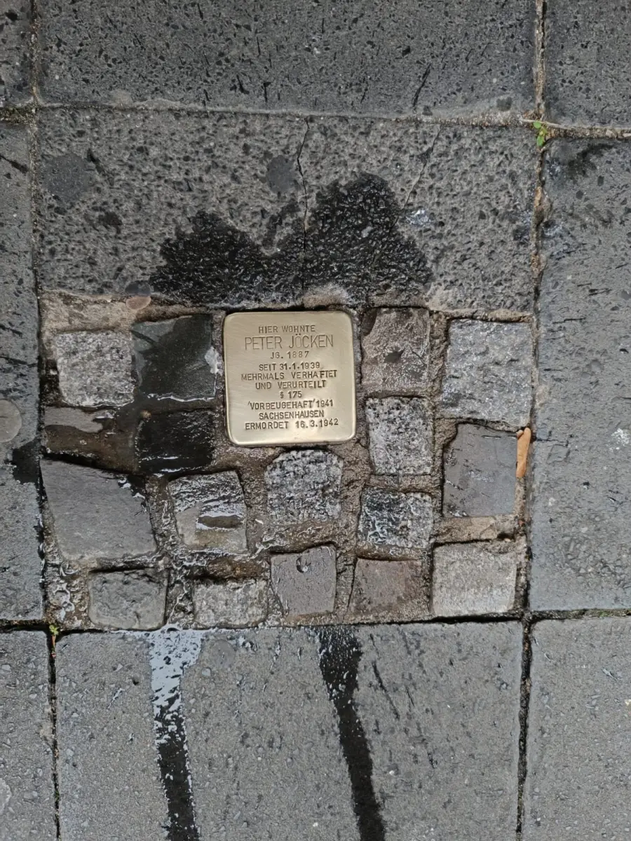 Gegen das Vergessen – Projektkurs reinigt Stolpersteine in Krefeld