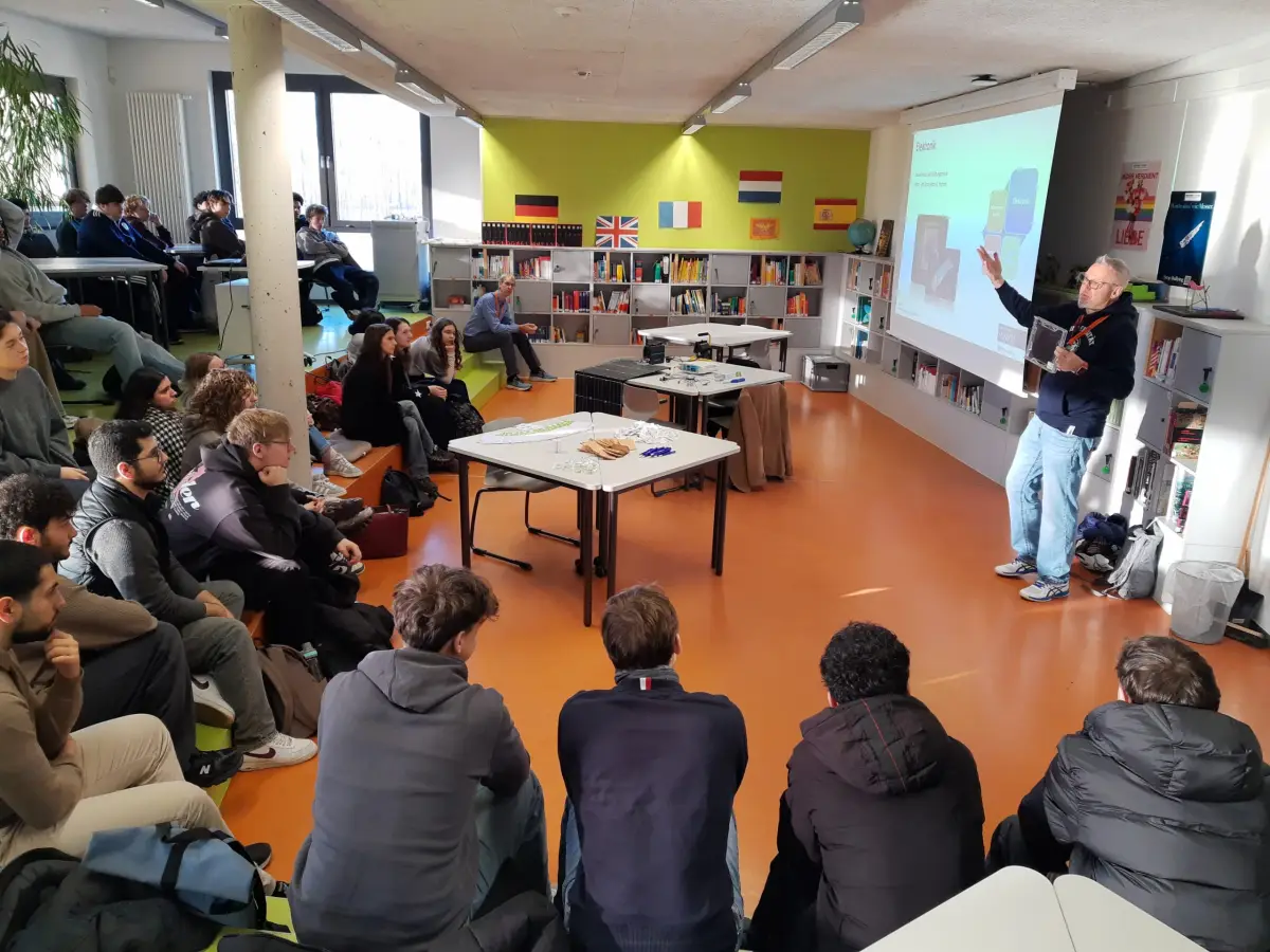 Ingenieurwissenschaften live: Funktechnik, Solarzellen und Mikrochips zum Anfassen und Ausprobieren
