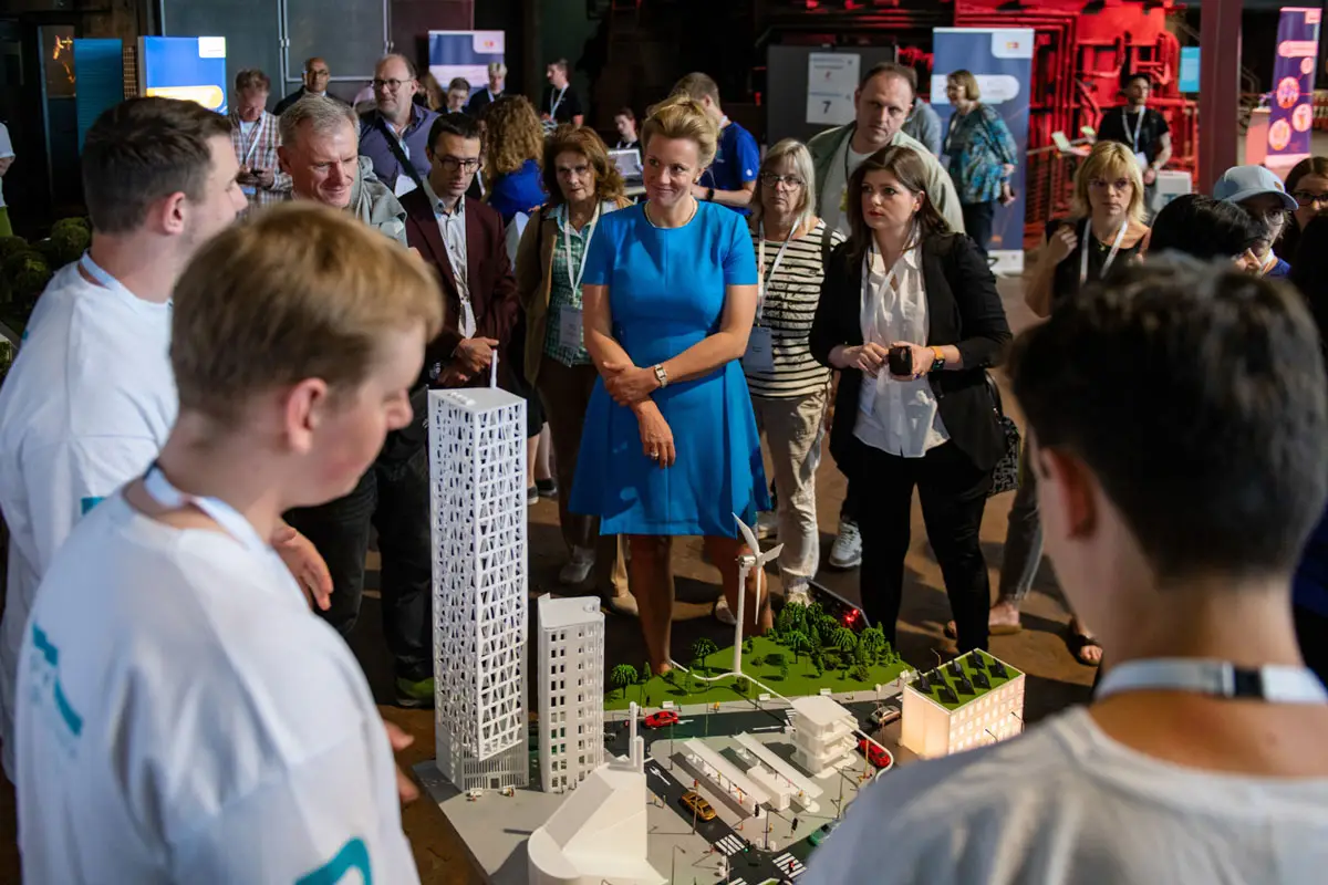NRW-Wissenschaftsministerin bestaunt technisch ausgefeiltes Stadtmodell des Teams HorkesCity