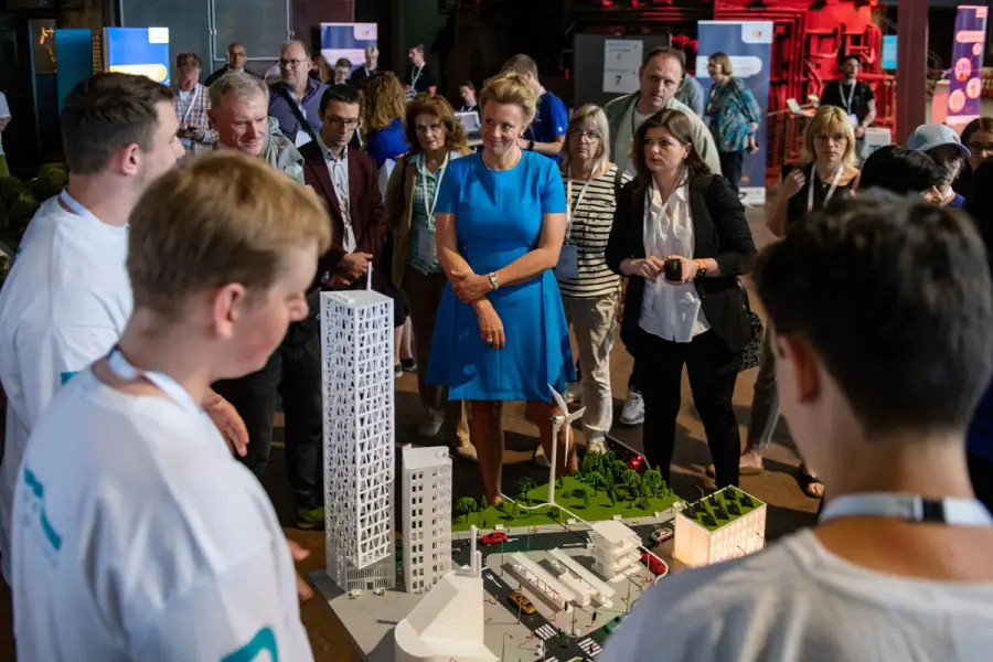NRW-Wissenschaftsministerin bestaunt technisch ausgefeiltes Stadtmodell des Teams HorkesCity
