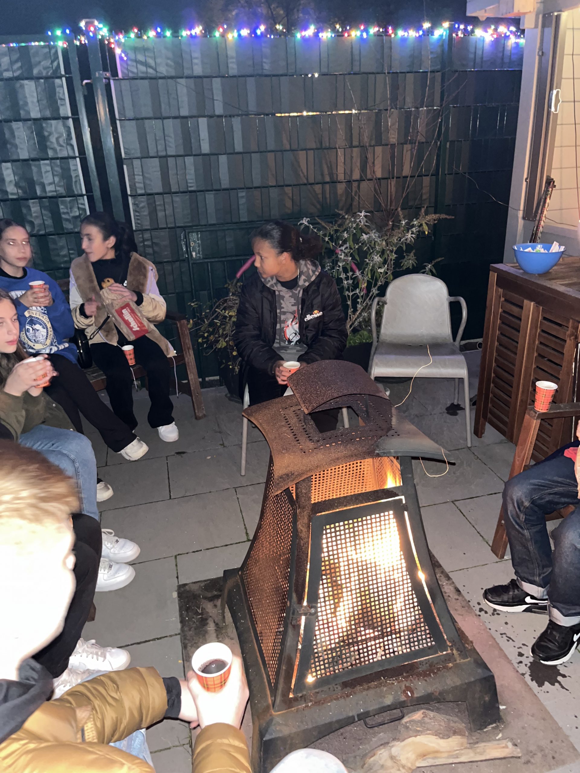 Ein kleiner und ein großer Weckmann, Feuer und natürlich Musik ...