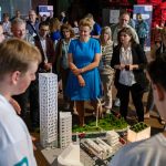 NRW-Wissenschaftsministerin bestaunt technisch ausgefeiltes Stadtmodell des Teams HorkesCity